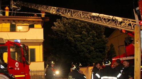 Incendio in una bifamiliare in via Senio