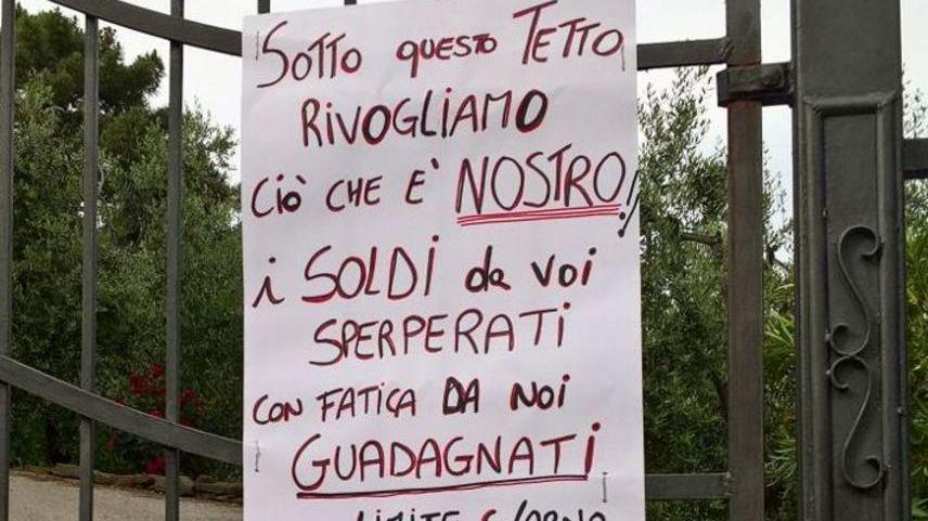 Cartelli appesi alle case dalle vittime del Salvabanche