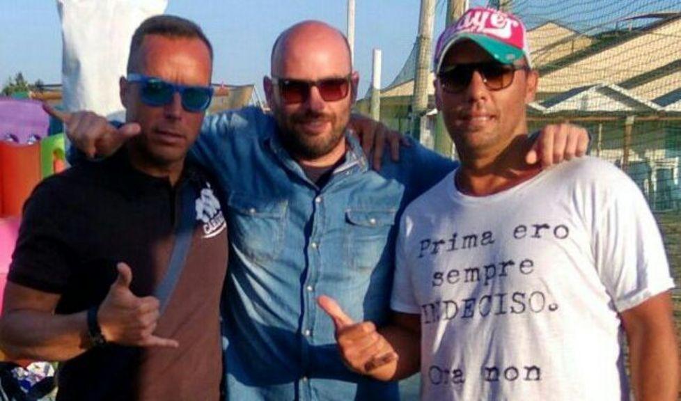 Stretta di mano tra i due “bomber” vittoriosi al torneo della Bussola