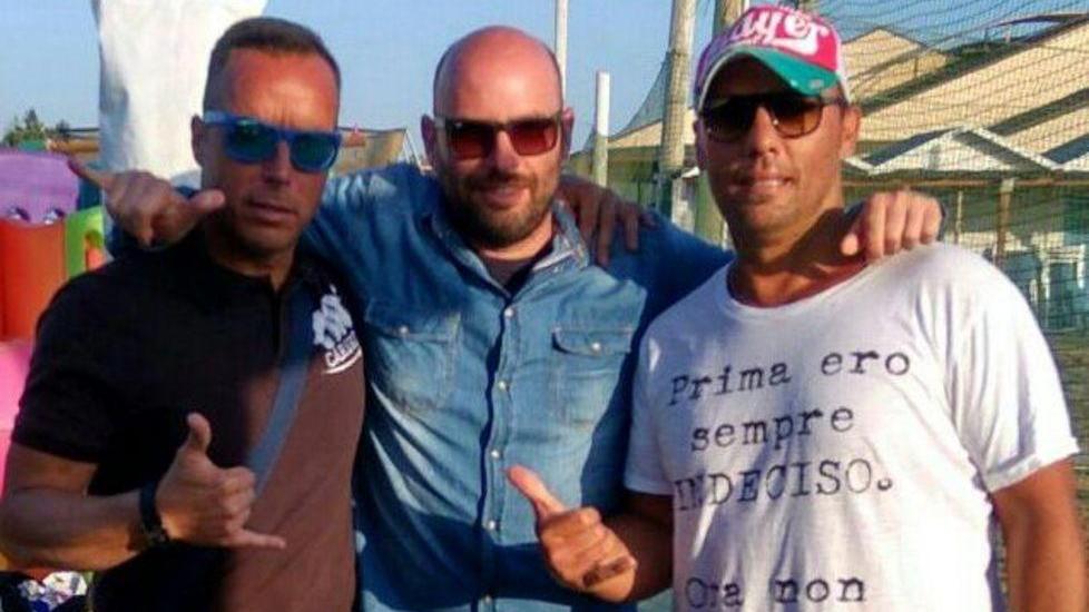 Stretta di mano tra i due “bomber” vittoriosi al torneo della Bussola