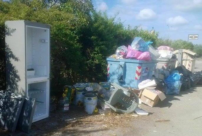 Rubinetti a secco e sporcizia «Eppure pago fior di quattrini»