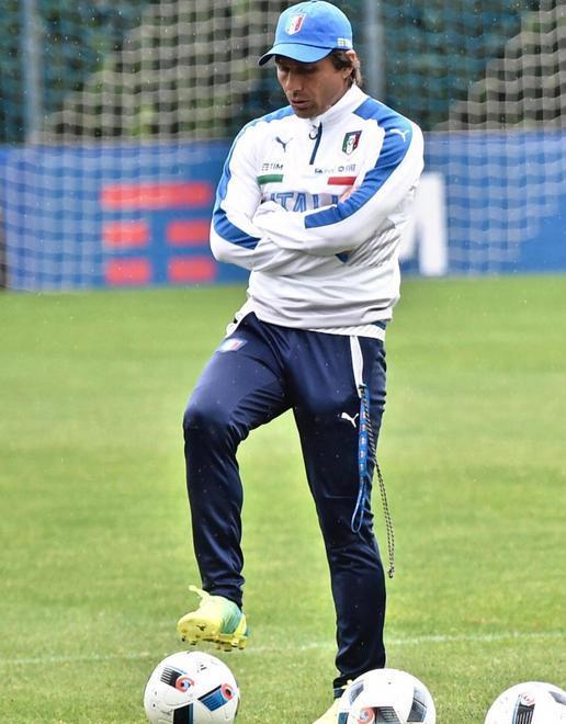 Per Conte lavori in corso Pellè si ferma in allenamento 