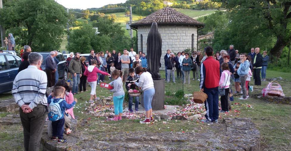 Ricordato don Ennio Melioli Alla processione con i fiori