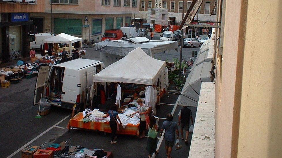 La protesta dei residenti del centro: tra banchi e impalcature parcheggiare è un incubo