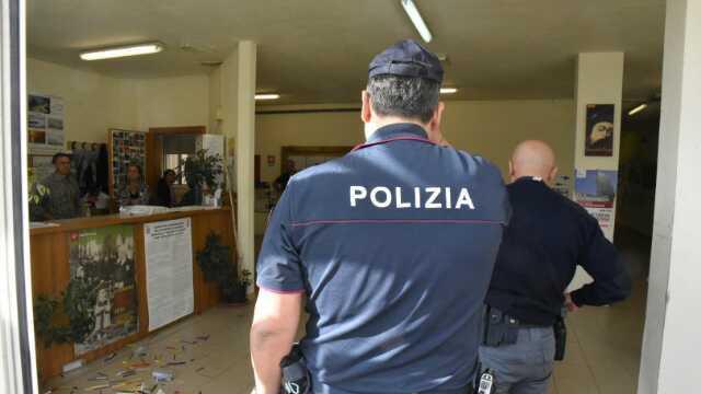 Liceo devastato dai vandali nella notte, studenti a casa - Foto