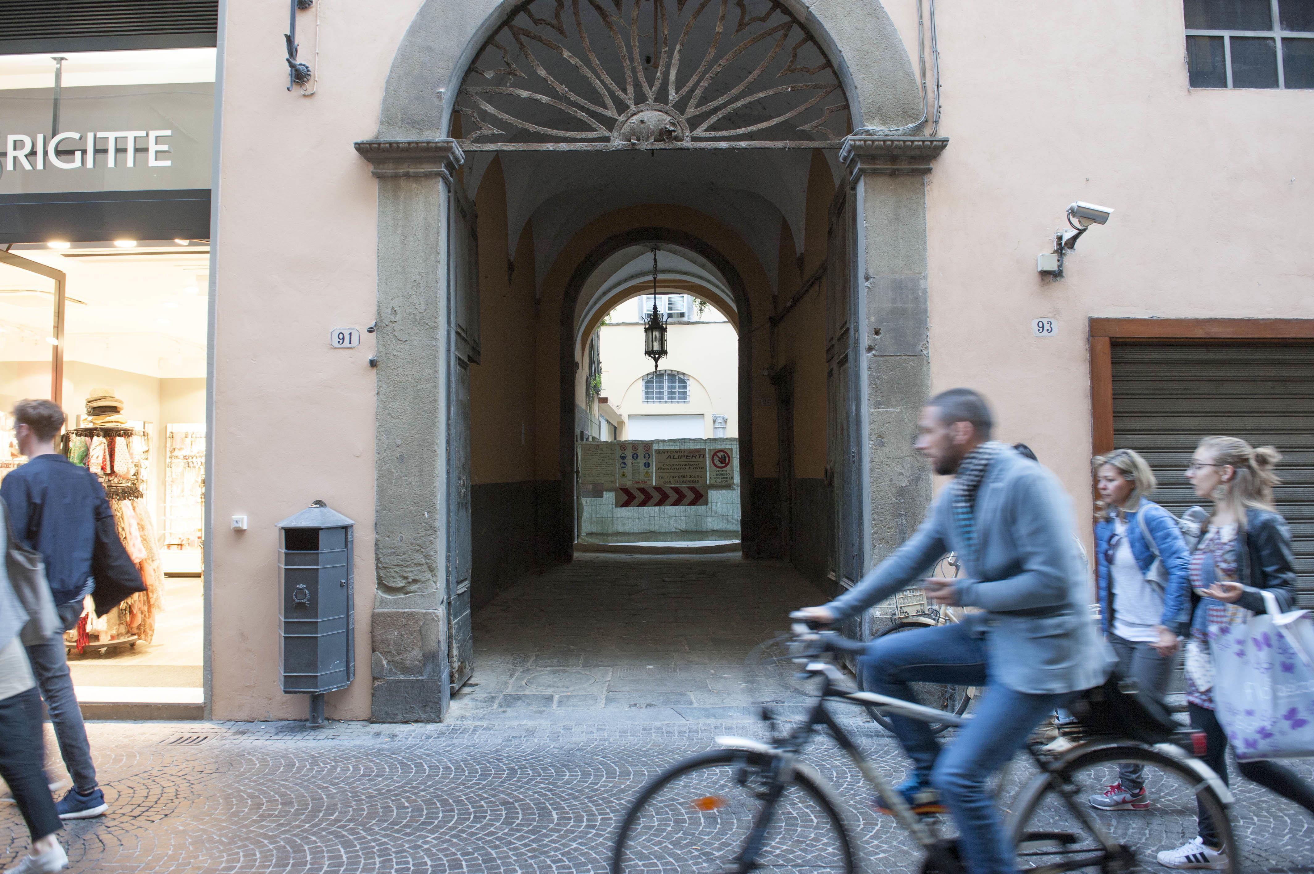 Il fondo in via Fillungo  dove dovrebbe aprire l'Hamburgheria di  Eataly