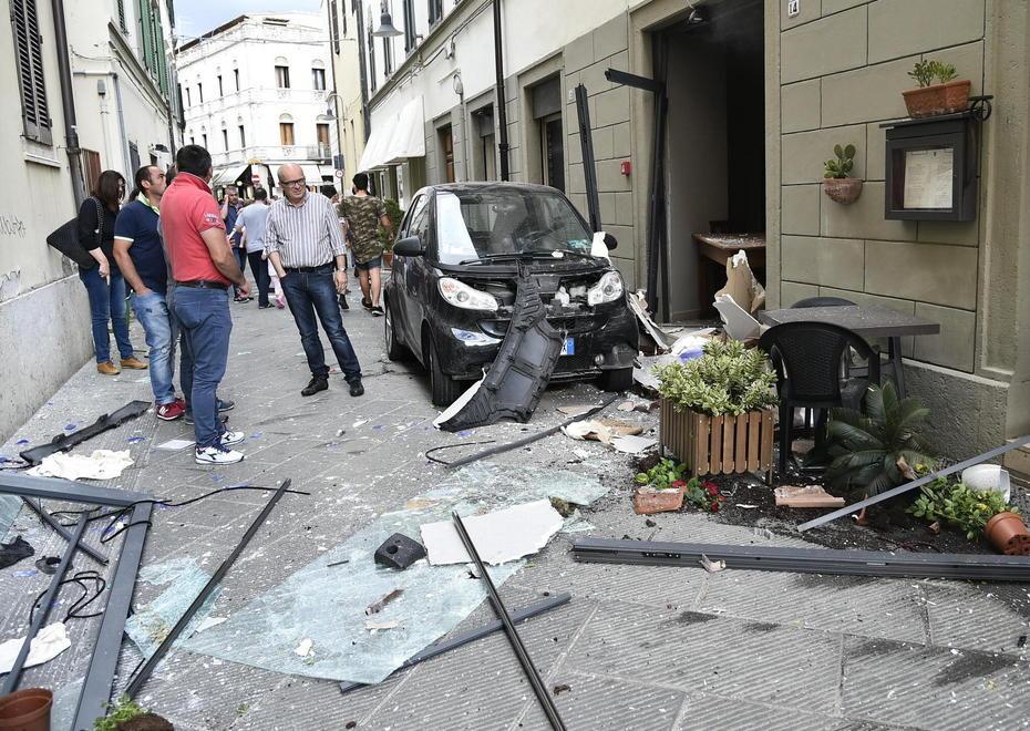 L'esterno del ristorante devastato 