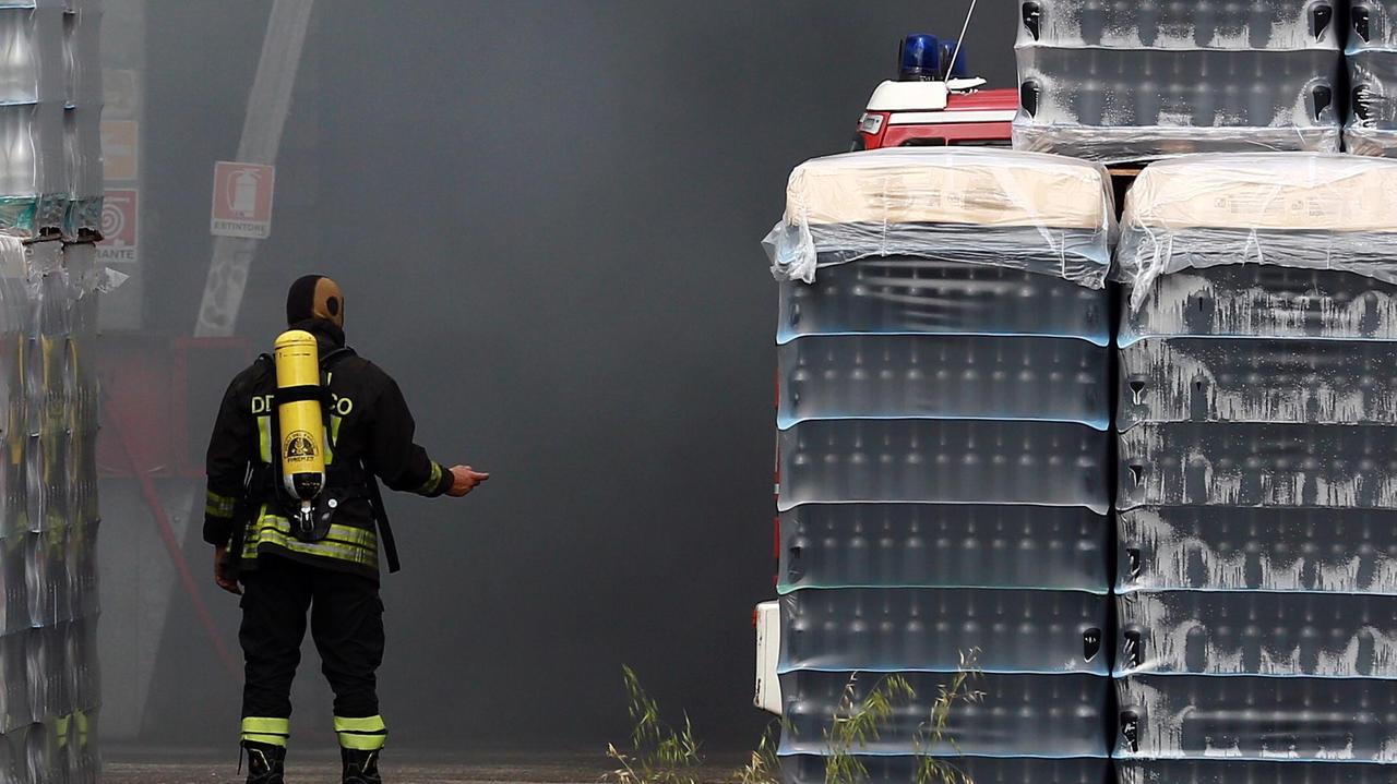 L'intervento dei vigili del fuoco alla Zignago (foto Agenzia Carlo Sestini)