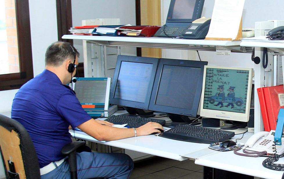 Modena, chiede soccorsi e fa sfondare porta ma era solo geloso 