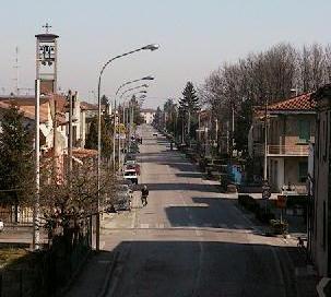 Ladri scatenati rubano in un garage e in due case 
