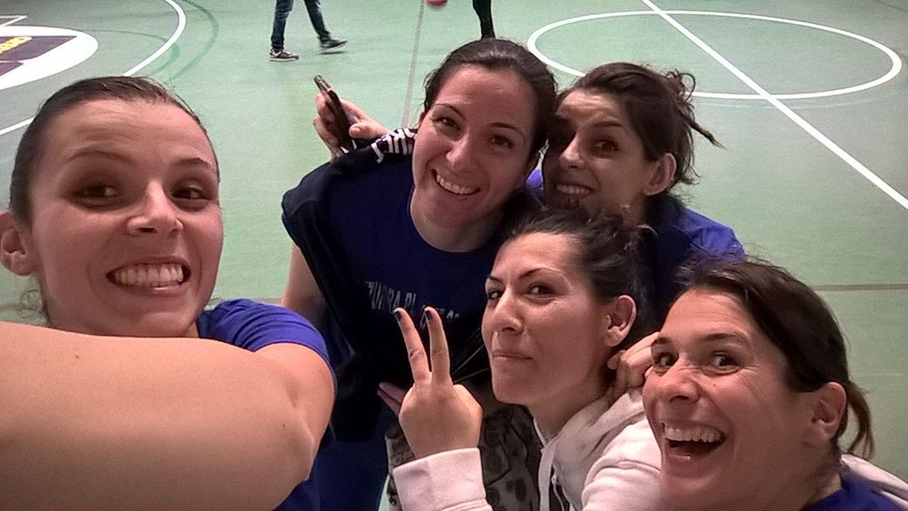 Francesca Fois, Ilaria Garau, Gioia Piga, Rita Lobina e Giulia Deidda nel seflie dopo la partita contro il Kondor Monserrato che ha regalato la finale all'Azzurra Basket