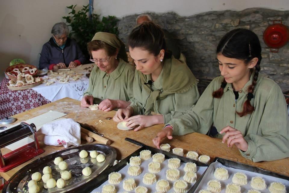 Tre generazioni al lavoro per confezionare le padrule