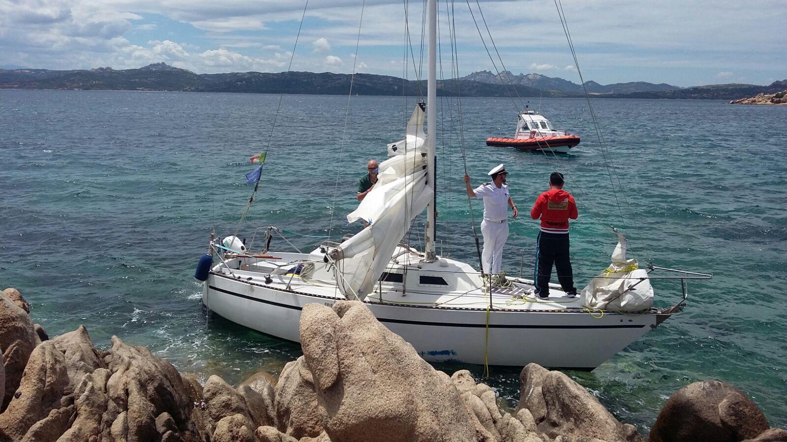 La barca di Martino Giagoni, incagliata a Punta Rossa 