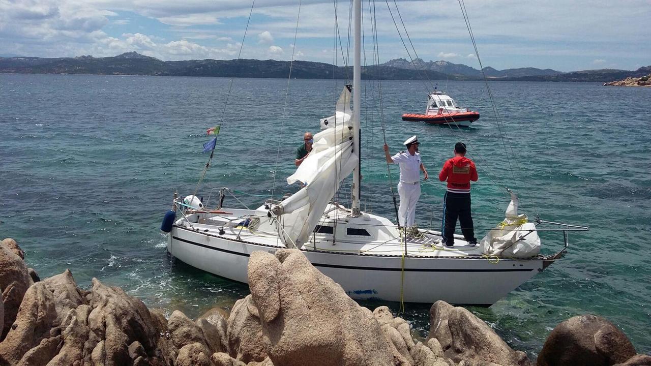 La barca di Martino Giagoni, incagliata a Punta Rossa
