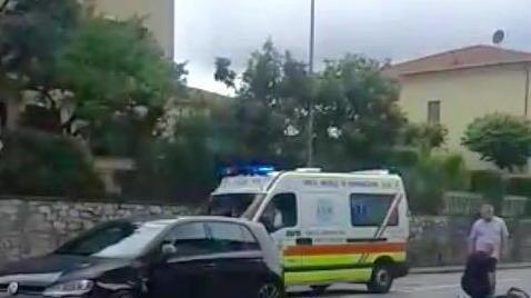 Scooter contro un’auto grave un uomo di 65 anni
