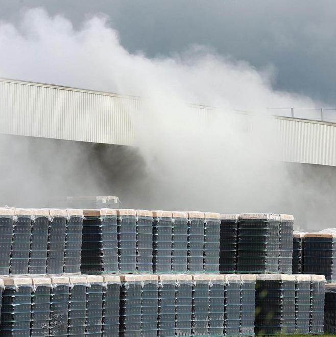 Fiamme alla Zignago, allarme per una nube 