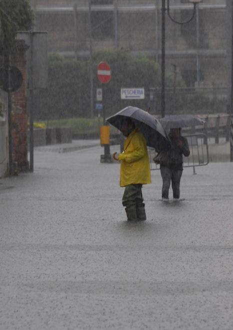 Ospedale, l’acqua scende dai soffitti corridoi allagati 