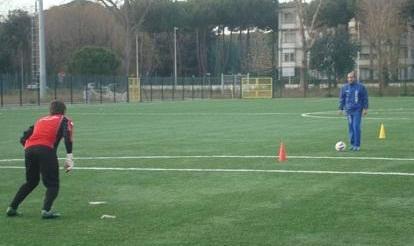 Si accascia in campo a 23 anni 