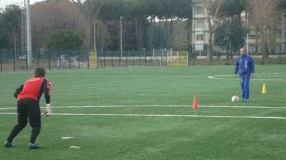 Si accascia in campo a 23 anni