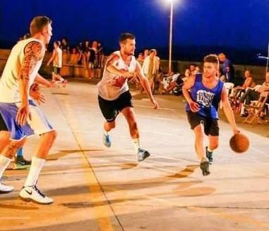 Il basket dei playground al piazzale d’alaggio 