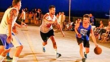 Il basket dei playground al piazzale d’alaggio