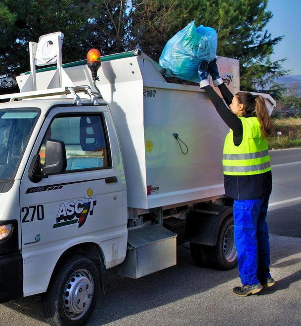 Raddoppia la tariffa dei rifiuti «Ma il servizio non c’è»