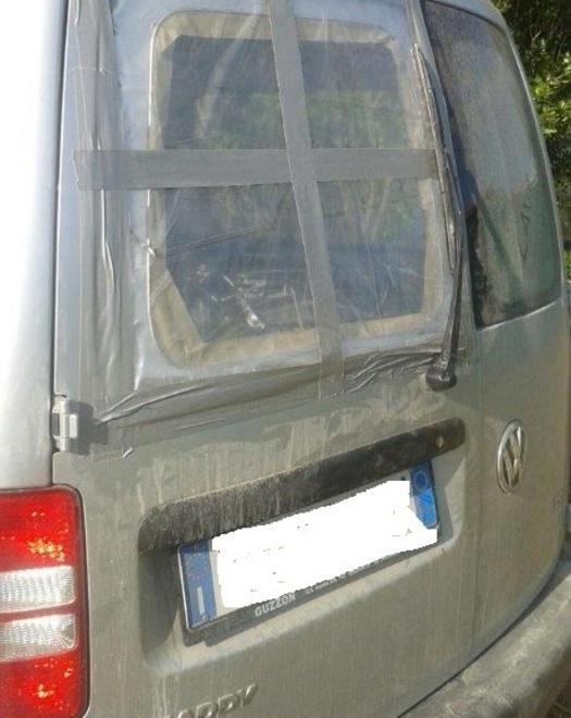 Vandali spaccano i vetri di due auto in sosta 