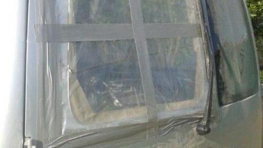 Vandali spaccano i vetri di due auto in sosta
