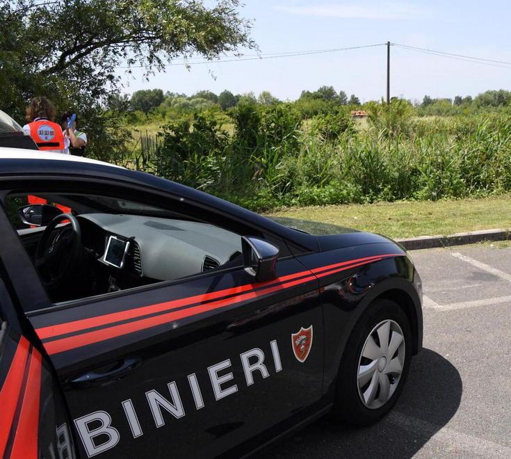 Fermano un anziano e gli rubano la catenina 