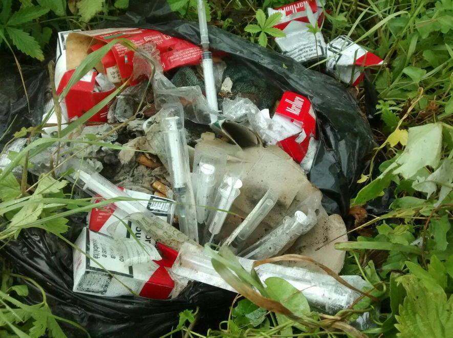 Ancora siringhe buttate sul bordo strada 