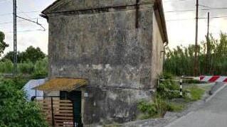 Famiglia dorme in un rudere