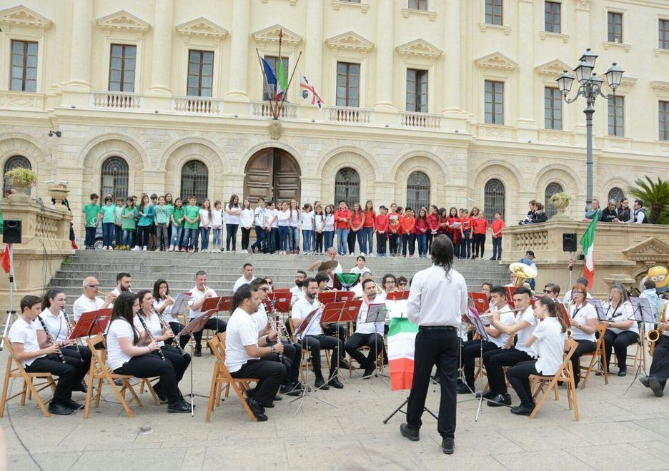 Concerto tricolore con gli scolari e la banda Canepa 