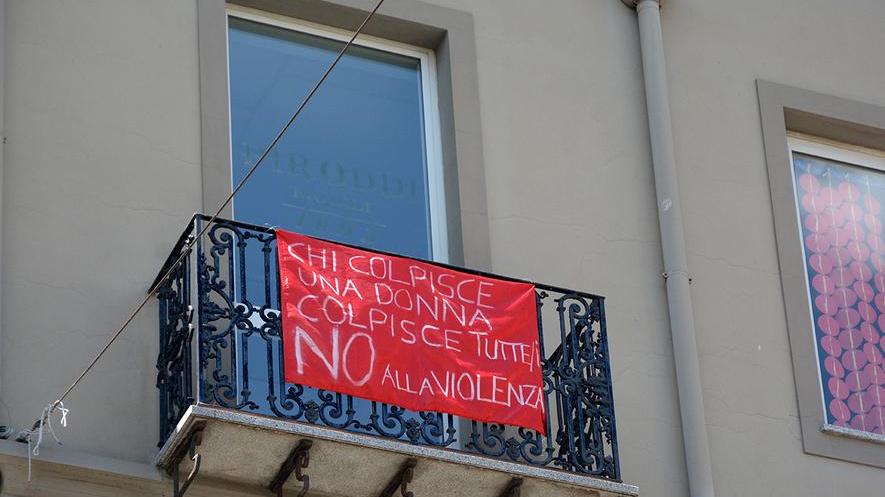 Il “rumore” dei drappi rossi alle finestre