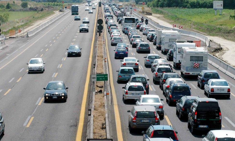 Prima fuga al mare con code e disagi