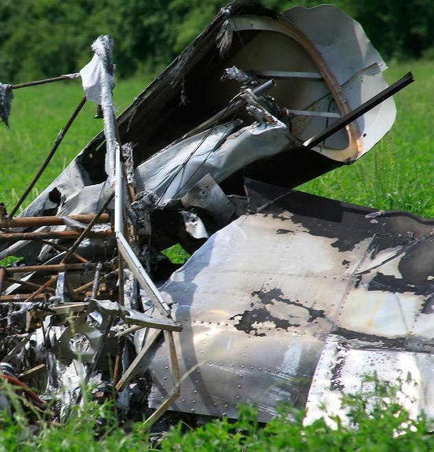 Aereo precipita, pilota salvato nel rogo 