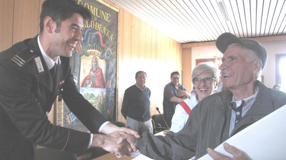 I diciottenni abbracciano i partigiani novantenni