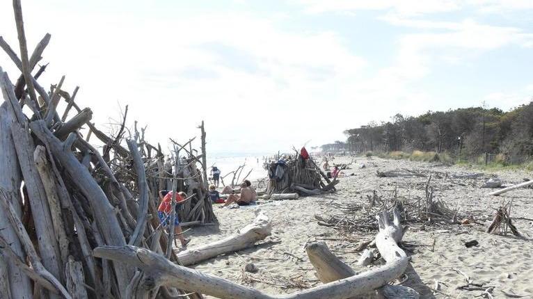 La spiaggia di Alberese con i suoi tipici capanni (foto Bf)