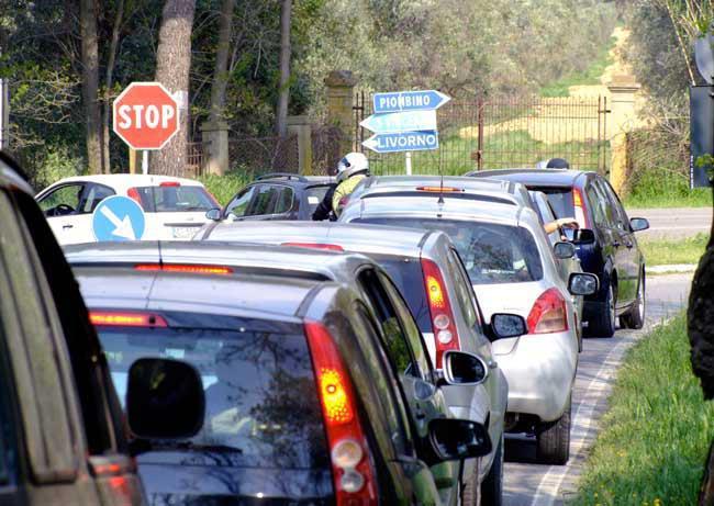 Traffico a Baratti (foto Paolo Barlettani)