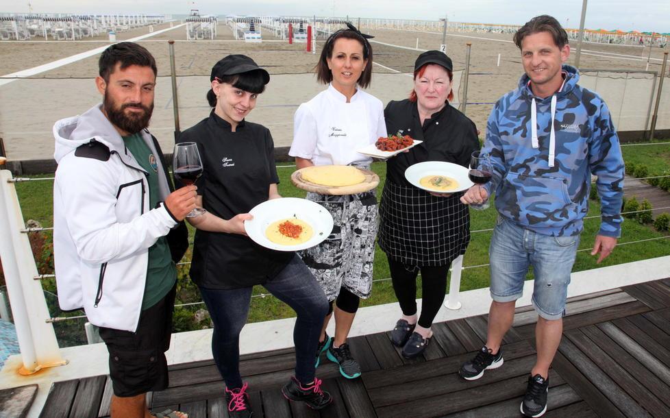 Viareggio sfida la pioggia tra polenta e gelato 
