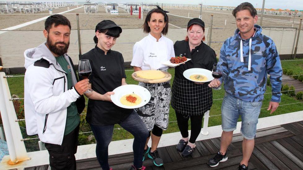 Viareggio sfida la pioggia tra polenta e gelato