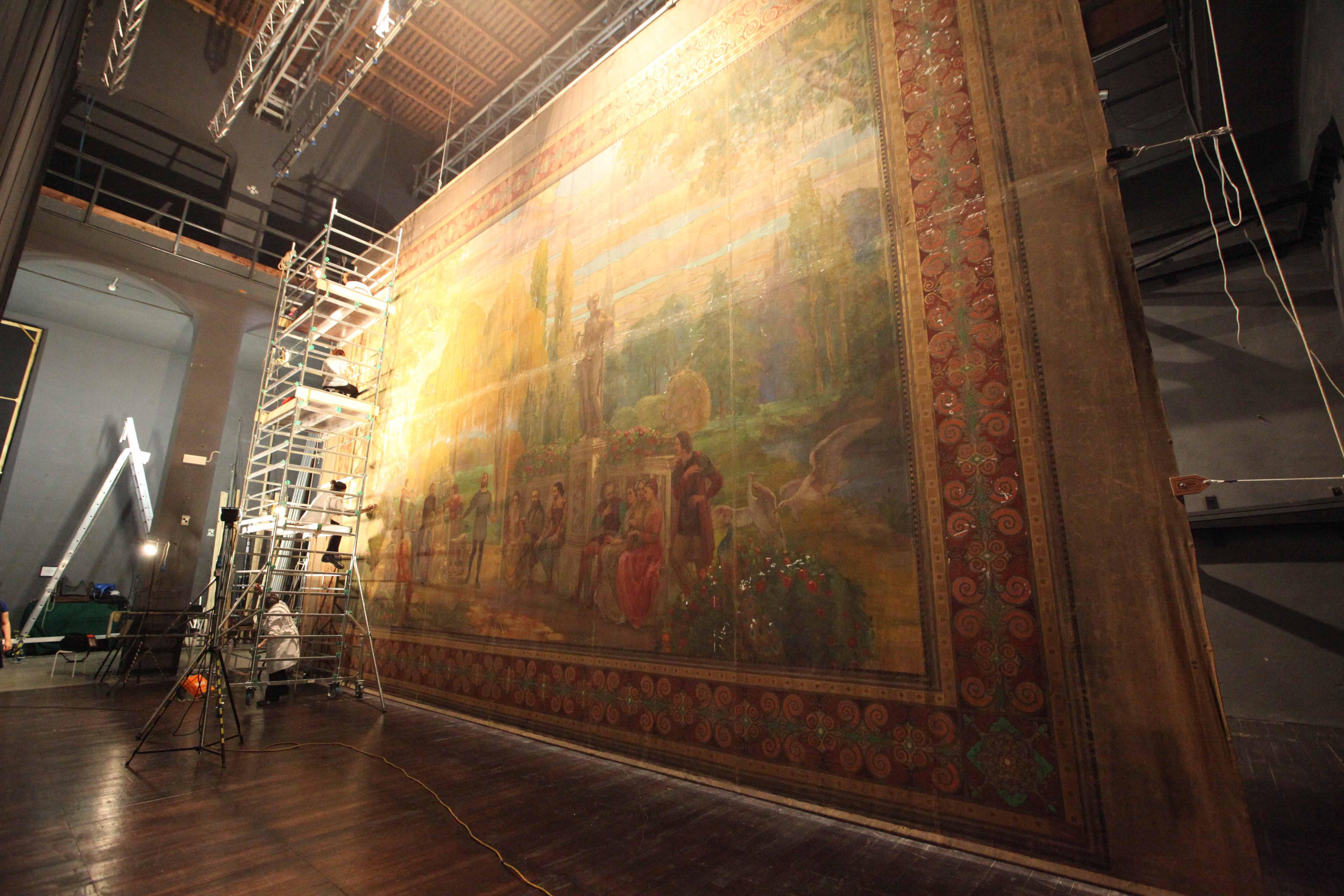 Una buona azione? Adotta il sipario del teatro Ariosto 