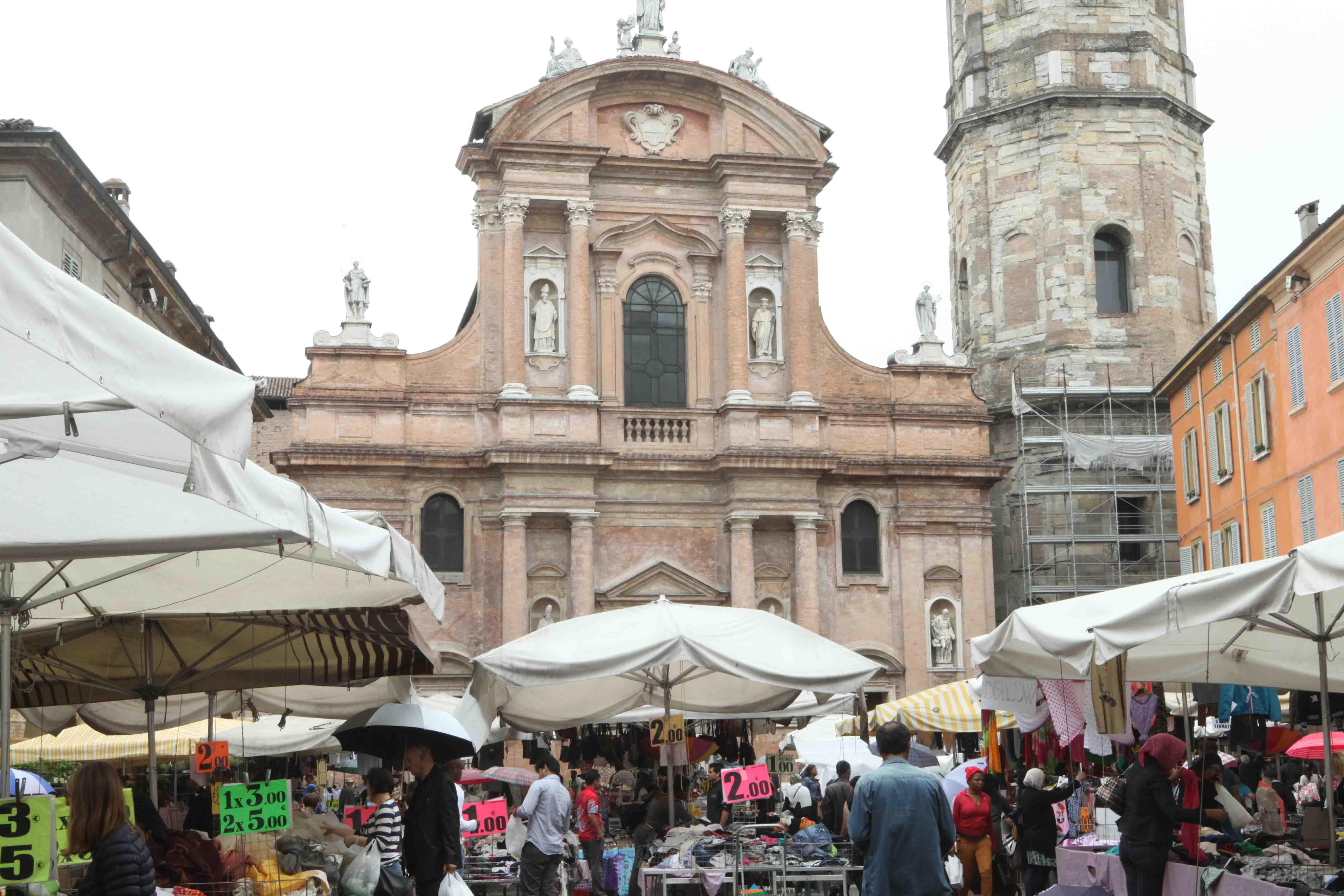 Mercato settimanale, il mondo racchiuso in quattro piazze 