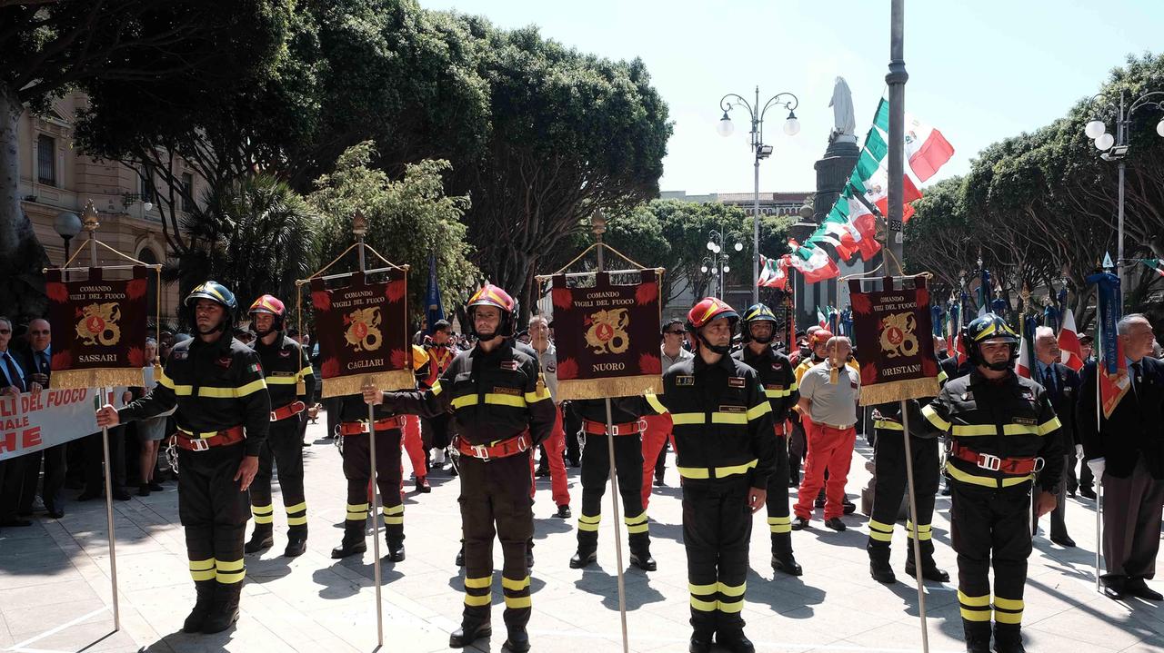 Il raduno dei vigili del fuoco a Cagliari (foto Mario Rosas)