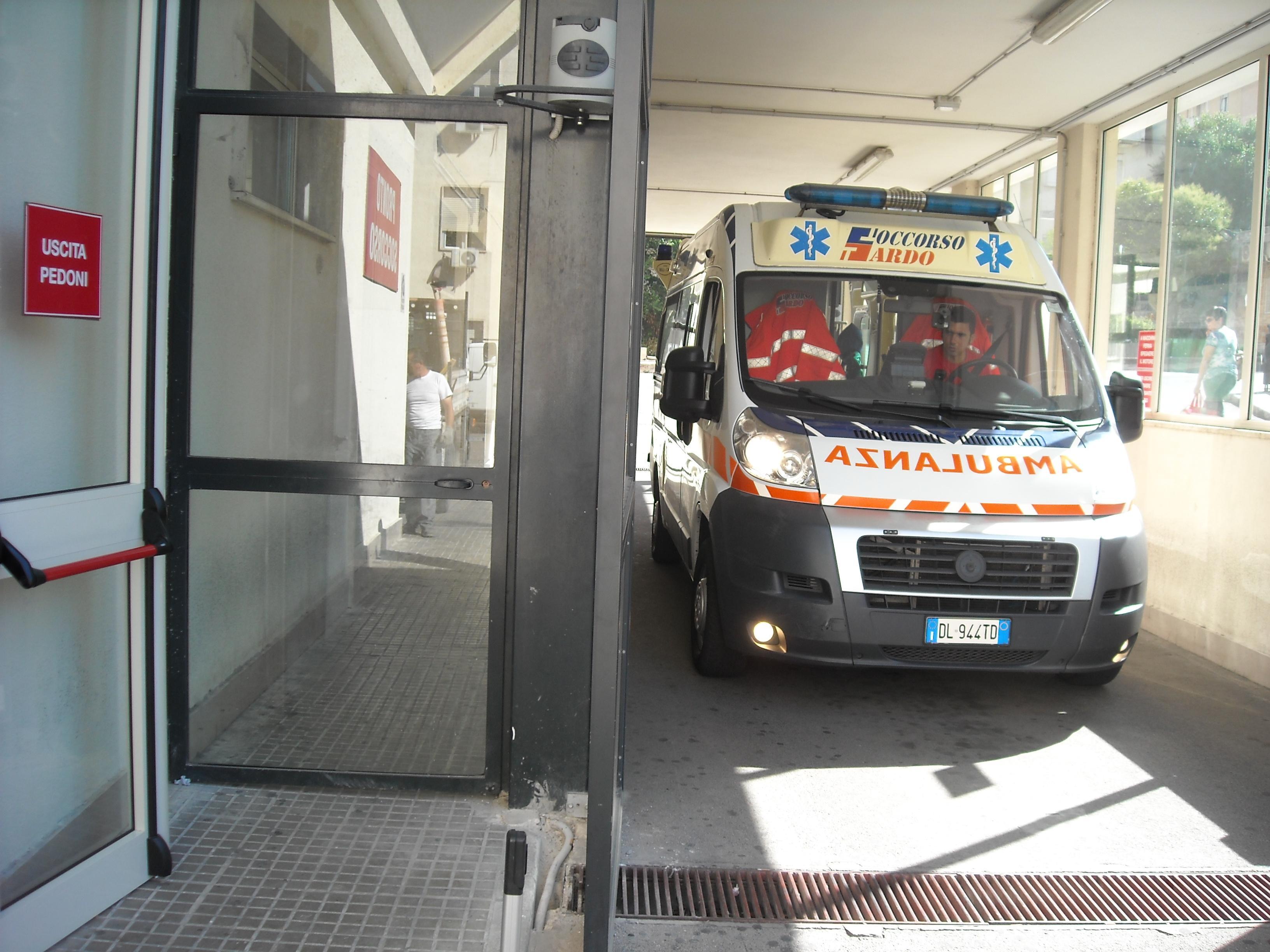 Sorso, bambino travolto da un cancello fuori da un centro commerciale 