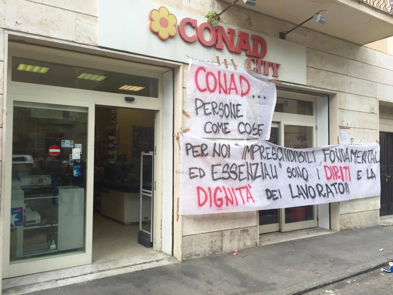 Il supermercato Conad riapre, ma fuori continua la protesta