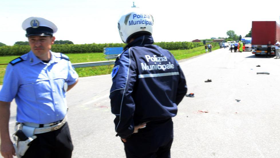 Carpi, vigili urbani senza divise: se le scambiano tra colleghi