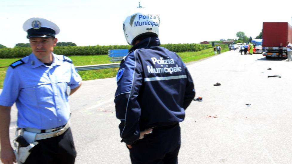 Carpi, vigili urbani senza divise: se le scambiano tra colleghi