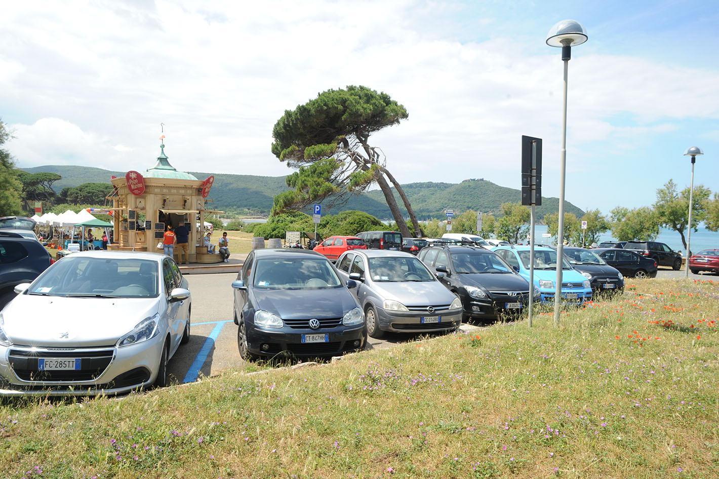 Parcheggi pieni a Baratti (foto Barlettani)