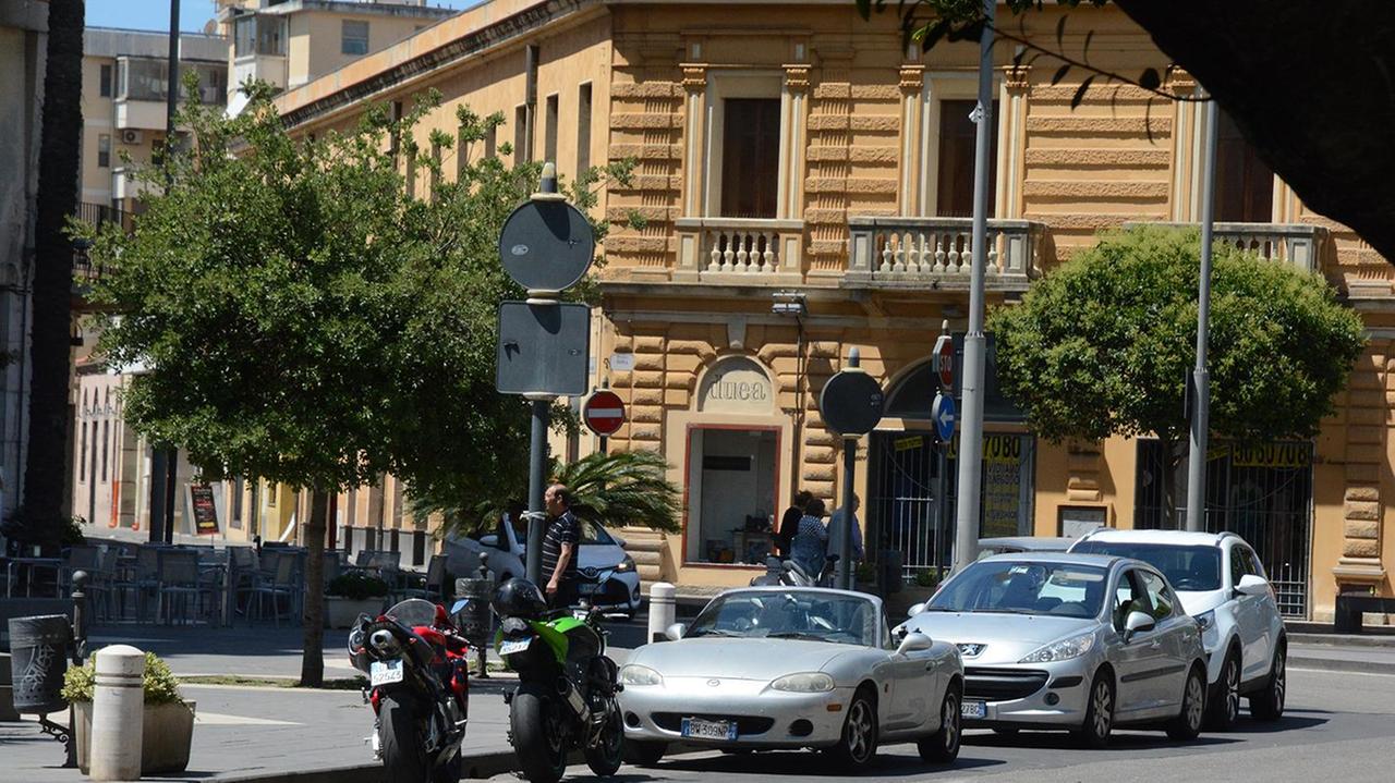 In piazza Roma è in vigore il divieto di fermata, ma appena spariscono i vigili tornano le auto