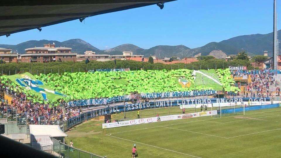 La splendida coreografia della curva Nord in Pisa-Pordenone
